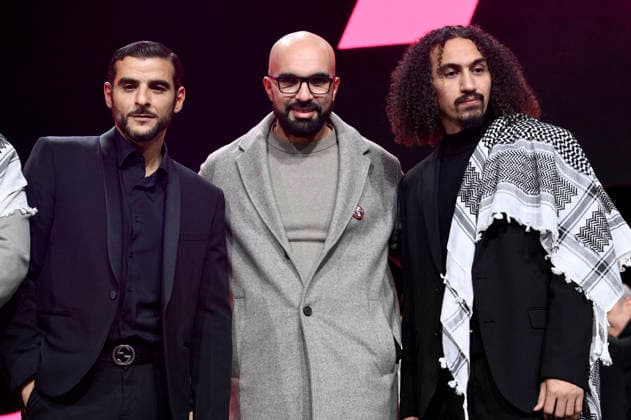 Sofiane Zermani, Taqiyeddine Issaad und Abdallah Alkhatib bekommen den Preis für den besten Erstlingsfilm Chronicles From the Siege bei der Closing Ceremony mit Preisverleihung auf der Berlinale 2026 76. Internationale Filmfestspiele Berlin im Berlinale Palast. Berlin, 21.02.2026