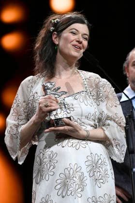 Anna Fitch mit dem Silbernen Bären für einen herausragende künstlerische Leistung für Yo - Love is a Rebellious Bird bei der Closing Ceremony mit Preisverleihung auf der Berlinale 2026 76. Internationale Filmfestspiele Berlin im Berlinale Palast. Berlin, 21.02.2026