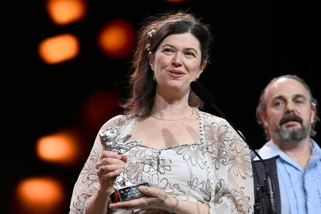 Anna Fitch und Banker White mit dem Silbernen Bären für einen herausragende künstlerische Leistung für Yo - Love is a Rebellious Bird bei der Closing Ceremony mit Preisverleihung auf der Berlinale 2026 76. Internationale Filmfestspiele Berlin im Berlinale Palast. Berlin, 21.02.2026