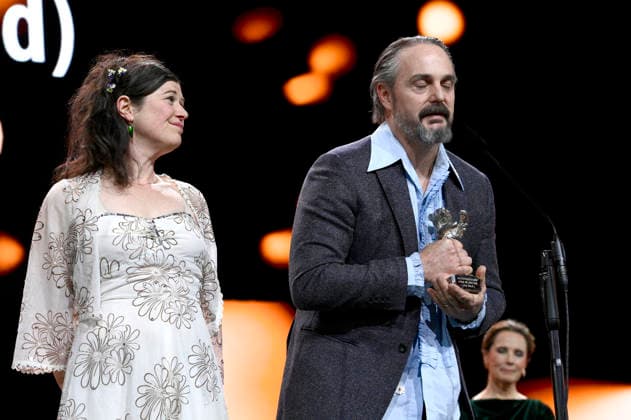 Anna Fitch und Banker White mit dem Silbernen Bären für einen herausragende künstlerische Leistung für Yo - Love is a Rebellious Bird bei der Closing Ceremony mit Preisverleihung auf der Berlinale 2026 76. Internationale Filmfestspiele Berlin im Berlinale Palast. Berlin, 21.02.2026