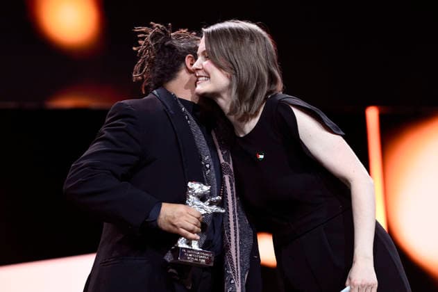 Min Bahadur Bham und Genevieve Dulude-de Celles mit dem Silbernen Bären für das beste Drehbuch für Nina Roza bei der Closing Ceremony mit Preisverleihung auf der Berlinale 2026 76. Internationale Filmfestspiele Berlin im Berlinale Palast. Berlin, 21.02.2026