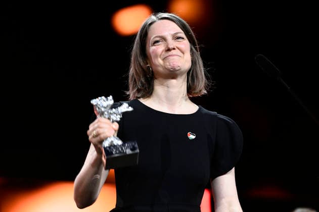 Genevieve Dulude-de Celles mit dem Silbernen Bären für das beste Drehbuch für Nina Roza bei der Closing Ceremony mit Preisverleihung auf der Berlinale 2026 76. Internationale Filmfestspiele Berlin im Berlinale Palast. Berlin, 21.02.2026