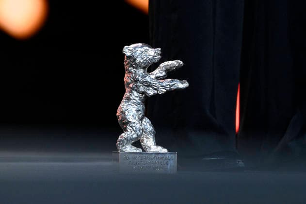 Silberner Bär von Genevieve Dulude-de Celles für das beste Drehbuch für Nina Roza bei der Closing Ceremony mit Preisverleihung auf der Berlinale 2026 76. Internationale Filmfestspiele Berlin im Berlinale Palast. Berlin, 21.02.2026