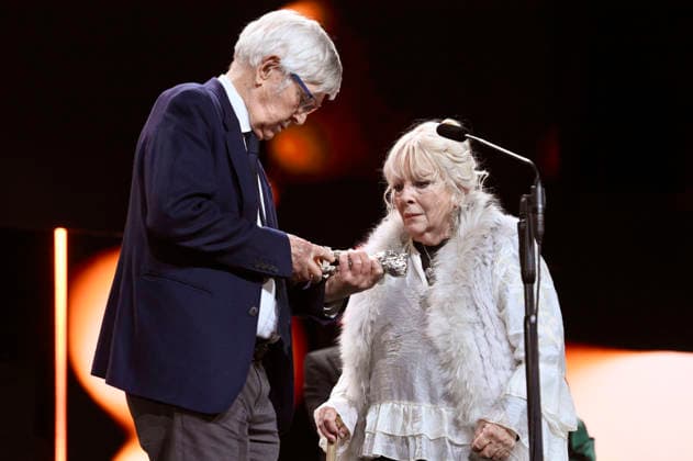 Tom Courtenay und Anna Calder-Marshall mit dem Silbernen Bären für die besten Nebendarsteller in Queen at Sea bei der Closing Ceremony mit Preisverleihung auf der Berlinale 2026 76. Internationale Filmfestspiele Berlin im Berlinale Palast. Berlin, 21.02.2026