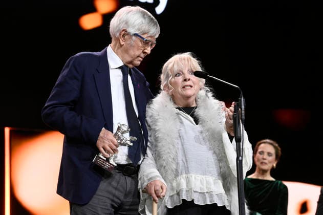 Tom Courtenay und Anna Calder-Marshall mit dem Silbernen Bären für die besten Nebendarsteller in Queen at Sea bei der Closing Ceremony mit Preisverleihung auf der Berlinale 2026 76. Internationale Filmfestspiele Berlin im Berlinale Palast. Berlin, 21.02.2026