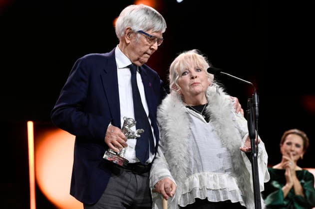Tom Courtenay und Anna Calder-Marshall mit dem Silbernen Bären für die besten Nebendarsteller in Queen at Sea bei der Closing Ceremony mit Preisverleihung auf der Berlinale 2026 76. Internationale Filmfestspiele Berlin im Berlinale Palast. Berlin, 21.02.2026