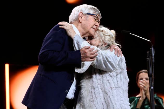 Tom Courtenay und Anna Calder-Marshall mit dem Silbernen Bären für die besten Nebendarsteller in Queen at Sea bei der Closing Ceremony mit Preisverleihung auf der Berlinale 2026 76. Internationale Filmfestspiele Berlin im Berlinale Palast. Berlin, 21.02.2026