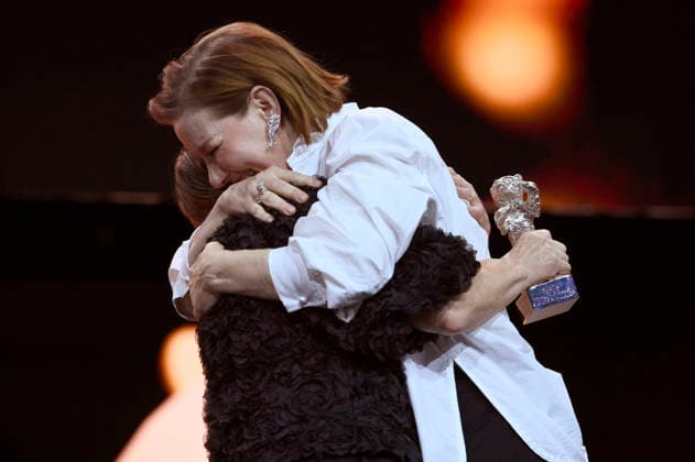 Sandra Hüller mit dem Silbernen Bären für die beste Darstellerin in Rose bei der Closing Ceremony mit Preisverleihung auf der Berlinale 2026 76. Internationale Filmfestspiele Berlin im Berlinale Palast. Berlin, 21.02.2026