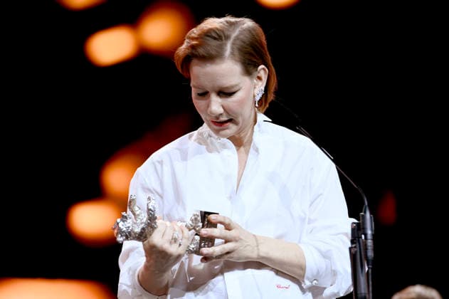Sandra Hüller mit dem Silbernen Bären für die beste Darstellerin in Rose bei der Closing Ceremony mit Preisverleihung auf der Berlinale 2026 76. Internationale Filmfestspiele Berlin im Berlinale Palast. Berlin, 21.02.2026