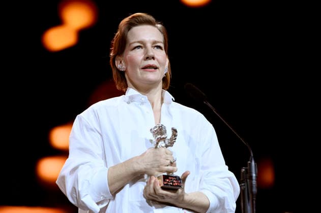 Sandra Hüller mit dem Silbernen Bären für die beste Darstellerin in Rose bei der Closing Ceremony mit Preisverleihung auf der Berlinale 2026 76. Internationale Filmfestspiele Berlin im Berlinale Palast. Berlin, 21.02.2026