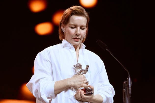 Sandra Hüller mit dem Silbernen Bären für die beste Darstellerin in Rose bei der Closing Ceremony mit Preisverleihung auf der Berlinale 2026 76. Internationale Filmfestspiele Berlin im Berlinale Palast. Berlin, 21.02.2026