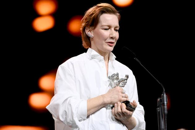 Sandra Hüller mit dem Silbernen Bären für die beste Darstellerin in Rose bei der Closing Ceremony mit Preisverleihung auf der Berlinale 2026 76. Internationale Filmfestspiele Berlin im Berlinale Palast. Berlin, 21.02.2026