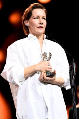 Sandra Hüller mit dem Silbernen Bären für die beste Darstellerin in Rose bei der Closing Ceremony mit Preisverleihung auf der Berlinale 2026 76. Internationale Filmfestspiele Berlin im Berlinale Palast. Berlin, 21.02.2026