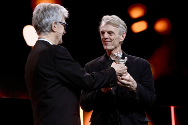 Wim Wenders und Grant Gee mit dem Silbernen Bären für die beste Regie bei Everybody Digs Bill Evans bei der Closing Ceremony mit Preisverleihung auf der Berlinale 2026 76. Internationale Filmfestspiele Berlin im Berlinale Palast. Berlin, 21.02.2026