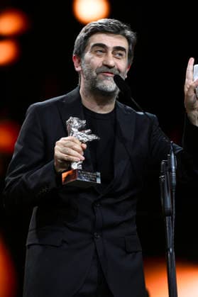 Emin Alper mit dem Silbernen Bären großer Preis der Jury für KurtuluÅü Salvation bei der Closing Ceremony mit Preisverleihung auf der Berlinale 2026 76. Internationale Filmfestspiele Berlin im Berlinale Palast. Berlin, 21.02.2026