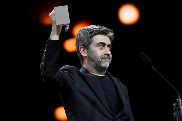 Emin Alper mit dem Silbernen Bären großer Preis der Jury für KurtuluÅü Salvation bei der Closing Ceremony mit Preisverleihung auf der Berlinale 2026 76. Internationale Filmfestspiele Berlin im Berlinale Palast. Berlin, 21.02.2026