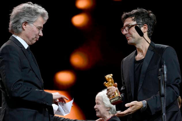 Ingo Fliess und Ilker Catak mit dem Goldenen Bären für den besten Film Gelbe Briefe Yellow Letters bei der Closing Ceremony mit Preisverleihung auf der Berlinale 2026 76. Internationale Filmfestspiele Berlin im Berlinale Palast. Berlin, 21.02.2026