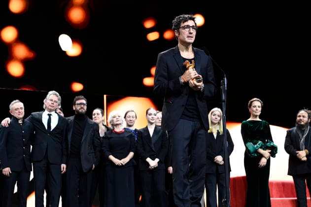 Ilker Catak mit dem Goldenen Bären für den besten Film Gelbe Briefe Yellow Letters bei der Closing Ceremony mit Preisverleihung auf der Berlinale 2026 76. Internationale Filmfestspiele Berlin im Berlinale Palast. Berlin, 21.02.2026