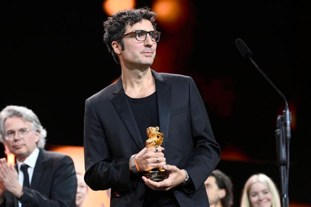 Ilker Catak mit dem Goldenen Bären für den besten Film Gelbe Briefe Yellow Letters bei der Closing Ceremony mit Preisverleihung auf der Berlinale 2026 76. Internationale Filmfestspiele Berlin im Berlinale Palast. Berlin, 21.02.2026