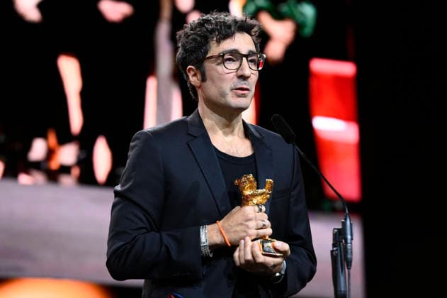 Ilker Catak mit dem Goldenen Bären für den besten Film Gelbe Briefe Yellow Letters bei der Closing Ceremony mit Preisverleihung auf der Berlinale 2026 76. Internationale Filmfestspiele Berlin im Berlinale Palast. Berlin, 21.02.2026