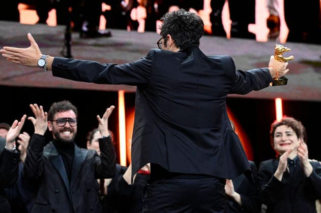 Ilker Catak mit dem Goldenen Bären für den besten Film Gelbe Briefe Yellow Letters bei der Closing Ceremony mit Preisverleihung auf der Berlinale 2026 76. Internationale Filmfestspiele Berlin im Berlinale Palast. Berlin, 21.02.2026