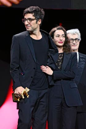 Ilker Catak mit dem Goldenen Bären für den besten Film Gelbe Briefe Yellow Letters mit Ayda Arbatli und Wim Wenders bei der Closing Ceremony mit Preisverleihung auf der Berlinale 2026 76. Internationale Filmfestspiele Berlin im Berlinale Palast. Berlin, 21.02.2026