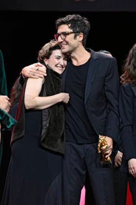 Ingo Fliess und Ilker Catak mit dem Goldenen Bären für den besten Film Gelbe Briefe Yellow Letters bei der Closing Ceremony mit Preisverleihung auf der Berlinale 2026 76. Internationale Filmfestspiele Berlin im Berlinale Palast. Berlin, 21.02.2026