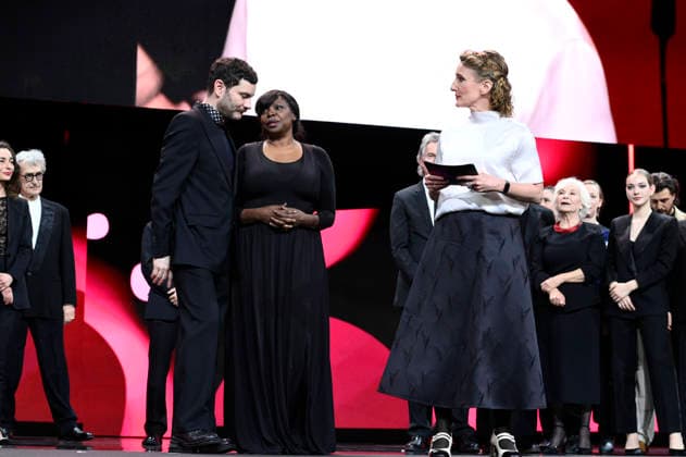 Michael Stütz, Jacqueline Lyanga und Tricia Tuttle mit dem Goldenen Bären für den besten Film Gelbe Briefe Yellow Letters bei der Closing Ceremony mit Preisverleihung auf der Berlinale 2026 76. Internationale Filmfestspiele Berlin im Berlinale Palast. Berlin, 21.02.2026