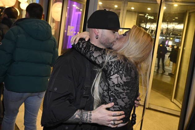 MALMÖ, SWEDEN 20260221 Chris Adam, singer of Smash Into Pieces, kisses his girlfriend Lisa Stalstierna at the after party after round 4 of Melodifestivalen 2026 in Malmö Arena on Saturday MALMÖ SWEDEN x50090x  Copyright: xJohanxNilsson TTx MELODIFESTIVALEN 2026 MALMÖ CF__0GN_jEk