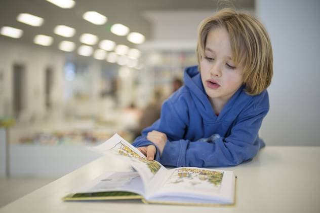 Innenaufnahme, Junge, 6 Jahre, blond, liest buch in der Kinderabteilung der Stadtbibliothek, Architekt Eun Young Yi, Stuttgart, Baden-Württemberg, Deutschland Interior shot, boy, 6 years old, blonde, reading book in the children s section of the city library, architect Eun Young Yi, Stuttgart, Baden-Württemberg, Germany Copyright: imageBROKER MichaelxWeber iblimw16713003.jpg ,model released, Symbolfoto ,property released