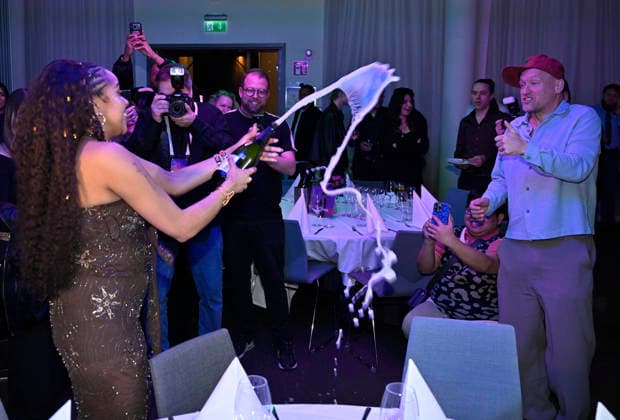 MALMÖ, SWEDEN 20260221 Cimberly celebrates the final place with champagne, here she sprays down Aftonbladets reporter Tobbe Ek at the afterparty after round 4 of Melodifestivalen 2026 in Malmö Arena on Saturday MALMÖ SWEDEN x50090x  Copyright: xJohanxNilsson TTx MELODIFESTIVALEN 2026 MALMÖ NeCbIA36pmc