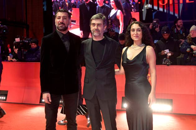 Berkay Ate, Emin Alper und Hicran Demir bei der Closing Ceremony mit Preisverleihung auf der Berlinale 2026 76. Internationale Filmfestspiele Berlin im Berlinale Palast. Berlin, 21.02.2026