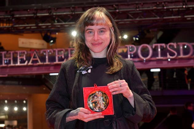 Pepa Lubojacki mit dem Berlinale Dokumentarfilm-Preis für If Pigeons Turned to Gold nach der Closing Ceremony mit Preisverleihung auf der Berlinale 2026 76. Internationale Filmfestspiele Berlin im Berlinale Palast. Berlin, 21.02.2026