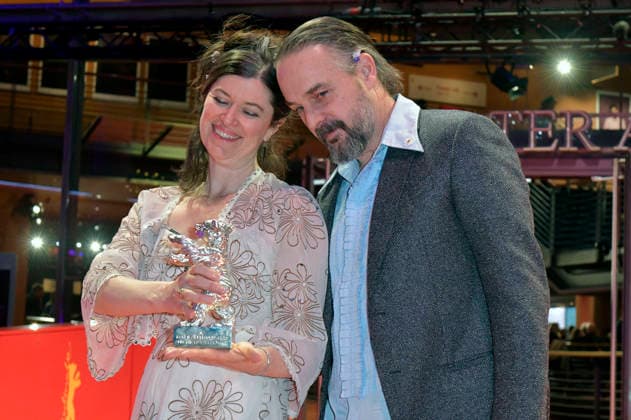 Anna Fitch und Banker White mit dem Silbernen Bären für einen herausragende künstlerische Leistung für Yo - Love is a Rebellious Bird nach der Closing Ceremony mit Preisverleihung auf der Berlinale 2026 76. Internationale Filmfestspiele Berlin im Berlinale Palast. Berlin, 21.02.2026