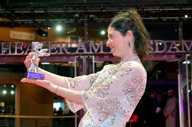 Anna Fitch mit dem Silbernen Bären für einen herausragende künstlerische Leistung für Yo - Love is a Rebellious Bird nach der Closing Ceremony mit Preisverleihung auf der Berlinale 2026 76. Internationale Filmfestspiele Berlin im Berlinale Palast. Berlin, 21.02.2026