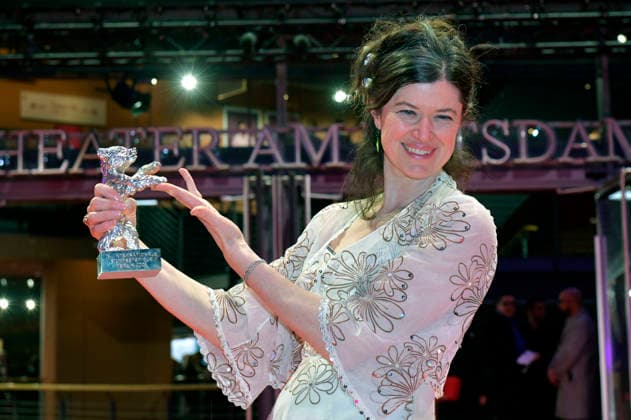 Anna Fitch mit dem Silbernen Bären für einen herausragende künstlerische Leistung für Yo - Love is a Rebellious Bird nach der Closing Ceremony mit Preisverleihung auf der Berlinale 2026 76. Internationale Filmfestspiele Berlin im Berlinale Palast. Berlin, 21.02.2026