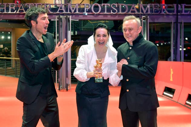 Ilker Catak, Özgü Namal und Tansu Bicer mit dem Goldenen Bären für den besten Film Gelbe Briefe Yellow Letters nach der Closing Ceremony mit Preisverleihung auf der Berlinale 2026 76. Internationale Filmfestspiele Berlin im Berlinale Palast. Berlin, 21.02.2026
