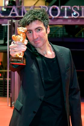 Ilker Catak mit dem Goldenen Bären für den besten Film Gelbe Briefe Yellow Letters nach der Closing Ceremony mit Preisverleihung auf der Berlinale 2026 76. Internationale Filmfestspiele Berlin im Berlinale Palast. Berlin, 21.02.2026
