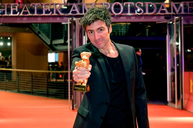 Ilker Catak mit dem Goldenen Bären für den besten Film Gelbe Briefe Yellow Letters nach der Closing Ceremony mit Preisverleihung auf der Berlinale 2026 76. Internationale Filmfestspiele Berlin im Berlinale Palast. Berlin, 21.02.2026
