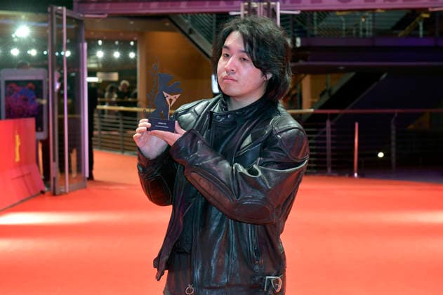 Jingkai Qu mit dem Berlinale Shorts Cupra Filmmaker Award für Di san xian Kleptomania nach der Closing Ceremony mit Preisverleihung auf der Berlinale 2026 76. Internationale Filmfestspiele Berlin im Berlinale Palast. Berlin, 21.02.2026