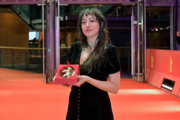 Marie-Rose Osta mit dem Goldenen Bären für den besten Kurzfilm Yawman ma walad Someday a Child nach der Closing Ceremony mit Preisverleihung auf der Berlinale 2026 76. Internationale Filmfestspiele Berlin im Berlinale Palast. Berlin, 21.02.2026