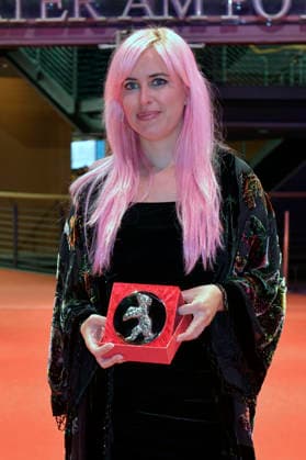 Fanny Texier mit dem Silbernen Bären Jury Preis Kurzfilm für A Woman™s Place Is Everywhere nach der Closing Ceremony mit Preisverleihung auf der Berlinale 2026 76. Internationale Filmfestspiele Berlin im Berlinale Palast. Berlin, 21.02.2026