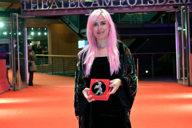 Fanny Texier mit dem Silbernen Bären Jury Preis Kurzfilm für A Woman™s Place Is Everywhere nach der Closing Ceremony mit Preisverleihung auf der Berlinale 2026 76. Internationale Filmfestspiele Berlin im Berlinale Palast. Berlin, 21.02.2026