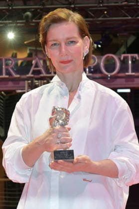 Sandra Hüller mit dem Silbernen Bären für die beste Darstellerin in Rose nach der Closing Ceremony mit Preisverleihung auf der Berlinale 2026 76. Internationale Filmfestspiele Berlin im Berlinale Palast. Berlin, 21.02.2026