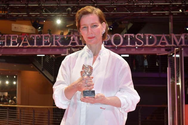 Sandra Hüller mit dem Silbernen Bären für die beste Darstellerin in Rose nach der Closing Ceremony mit Preisverleihung auf der Berlinale 2026 76. Internationale Filmfestspiele Berlin im Berlinale Palast. Berlin, 21.02.2026