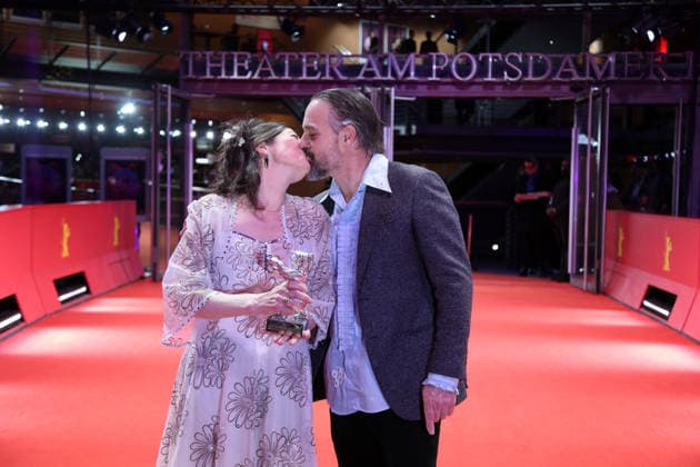 February 21, 2026, Berlin, Germany: Anna Fitch (L) and Banker White kiss as they pose with the Silver Bear for Outstanding Artistic Contribution for Yo (Love is a Rebellious Bird) after the closing ceremony of the 76th Berlin International Film Festival (Berlinale), Europe s first major film festival of the year, in Berlin. The festival runs from February 12 to 22, 2026. Berlin Germany  - ZUMAf146 20260221_zip_f146_025 Copyright: xRouzbehxFouladix