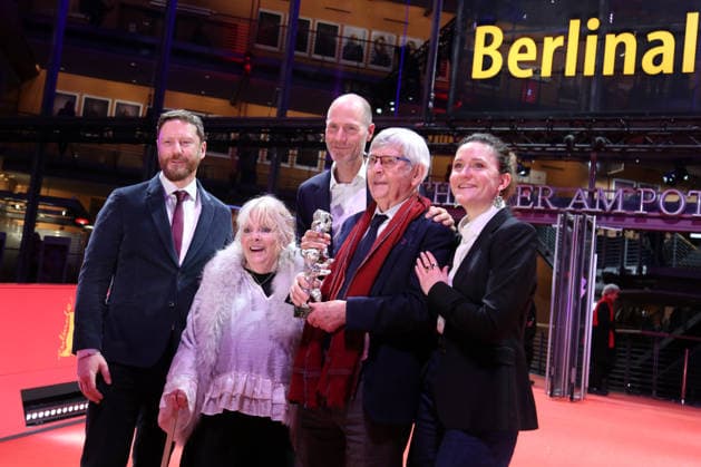 February 21, 2026, Berlin, Germany: Anna Calder-Marshall and Tom Courtenay pose with the Silver Bear for Best Supporting Performance for Queen at Sea after the closing ceremony of the 76th Berlin International Film Festival (Berlinale), Europe s first major film festival of the year, in Berlin. The festival runs from February 12 to 22, 2026. Berlin Germany  - ZUMAf146 20260221_zip_f146_032 Copyright: xRouzbehxFouladix
