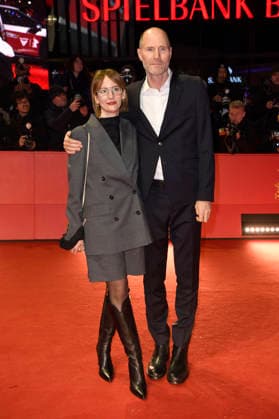 Lance Hammer mit Begleitung bei der Closing Ceremony mit Preisverleihung auf der Berlinale 2026 76. Internationale Filmfestspiele Berlin im Berlinale Palast. Berlin, 21.02.2026