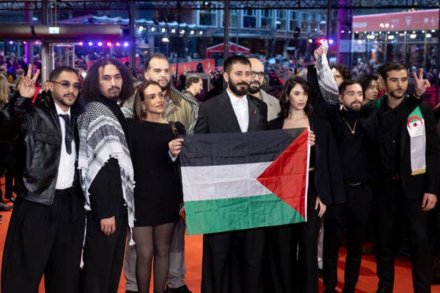 Preisverleihung, Roter Teppich zur Berlinale, Berlin, 21.02.2026 Schauspieler und Crew des Films Chronicles From the Siege halten eine Flagge von Palästina auf dem Roten Teppich vor der Abschlussgala der 76. Berlinale im Theater am Potsdamer Platz Berlin am 21.02.2026. Die 76. Internationalen Filmfestspiele Berlin finden vom 12. bis 22. Februar 2026 statt. Berlin Theater am Potsdamer Platz Copyright: xJensxFinkex