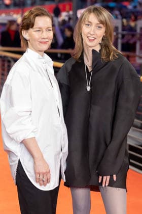 Preisverleihung, Roter Teppich zur Berlinale, Berlin, 21.02.2026 Sandra Hueller, Caro Braun auf dem Roten Teppich vor der Abschlussgala der 76. Berlinale im Theater am Potsdamer Platz Berlin am 21.02.2026. Die 76. Internationalen Filmfestspiele Berlin finden vom 12. bis 22. Februar 2026 statt. Berlin Theater am Potsdamer Platz Copyright: xJensxFinkex